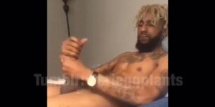 Tattooed jamaican stud rubbing his beefy cock
