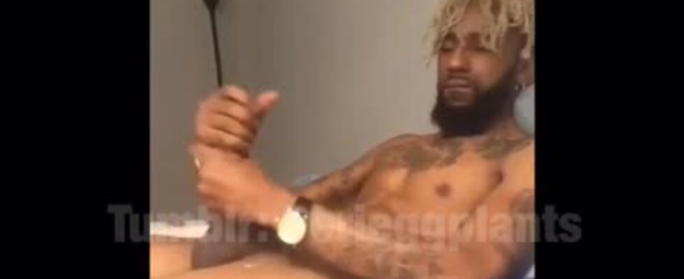 Tattooed jamaican stud rubbing his beefy cock