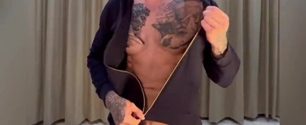 Hot tattooed stud showing his delicious long tatsy cock